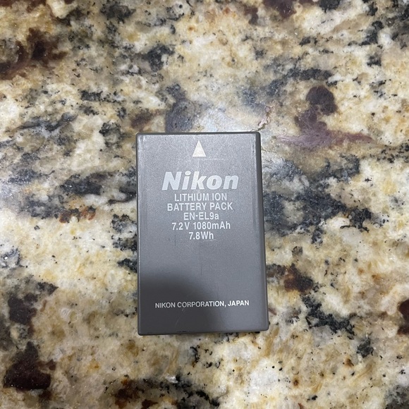 Nikon D5000 18-55VR Kit camera w/18-55mm zoom lens, 100-300mm zoom lens & bag - Picture 6 of 16